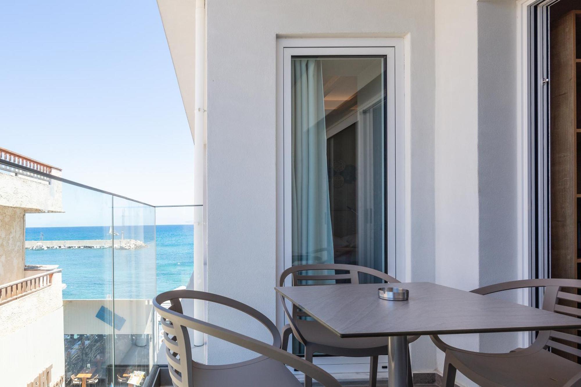 Skipper Beachfront Suites Hersonissos  Rum bild