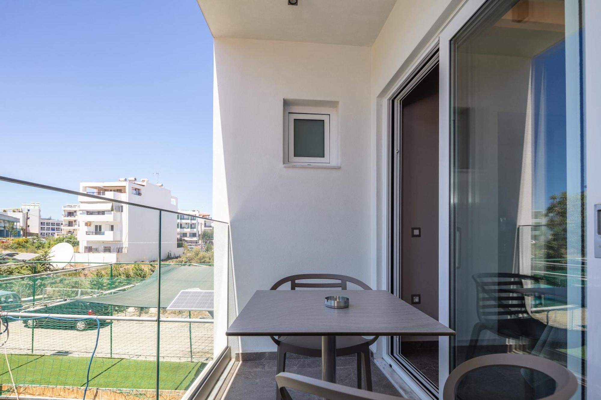 Skipper Beachfront Suites Hersonissos  Rum bild