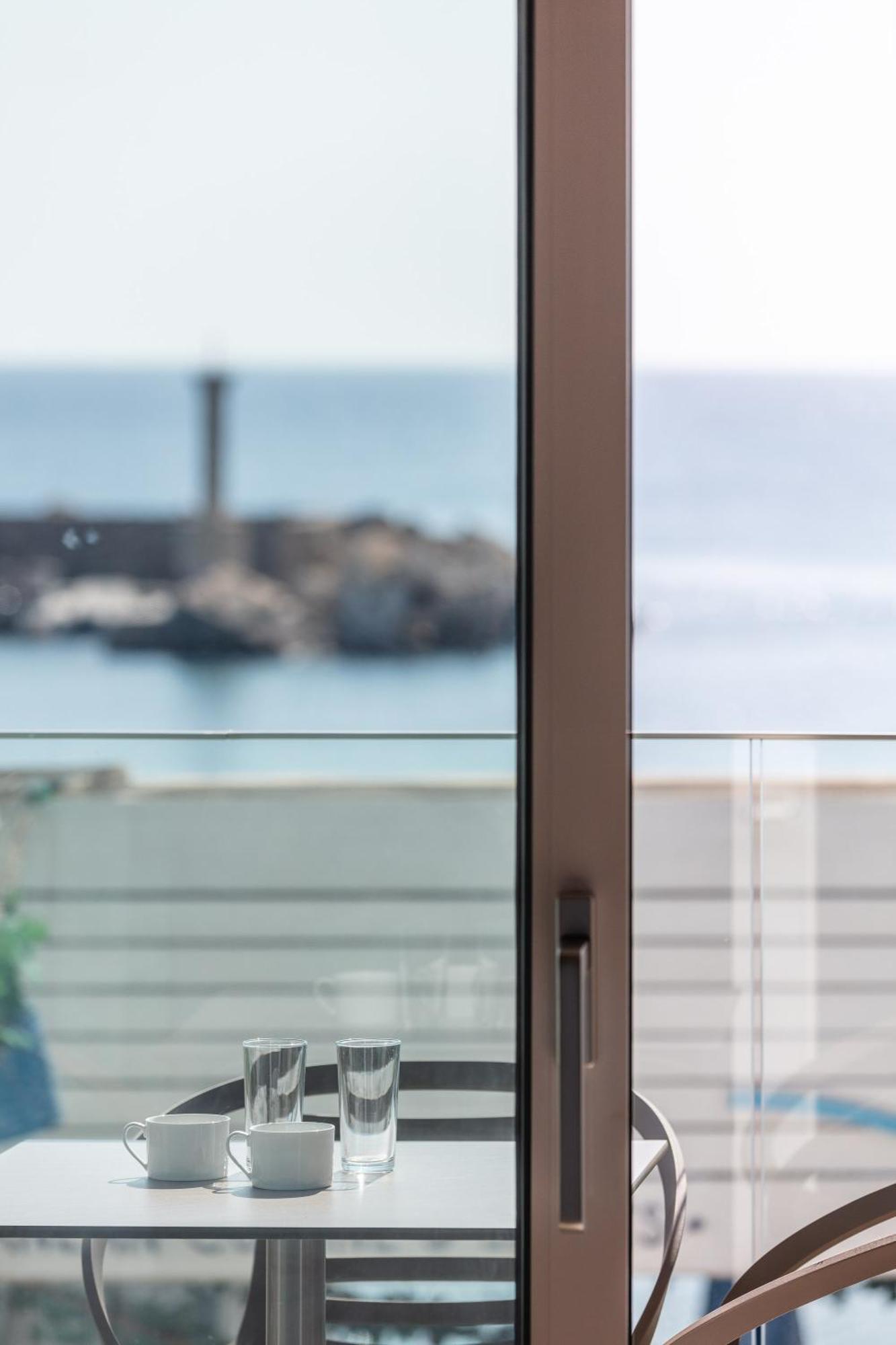 Skipper Beachfront Suites Hersonissos  Rum bild