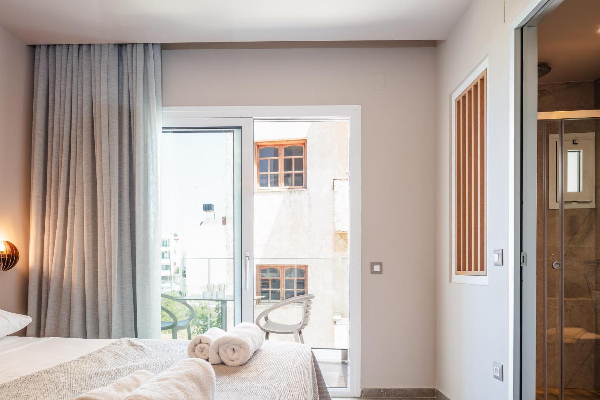 Skipper Beachfront Suites Hersonissos  Rum bild